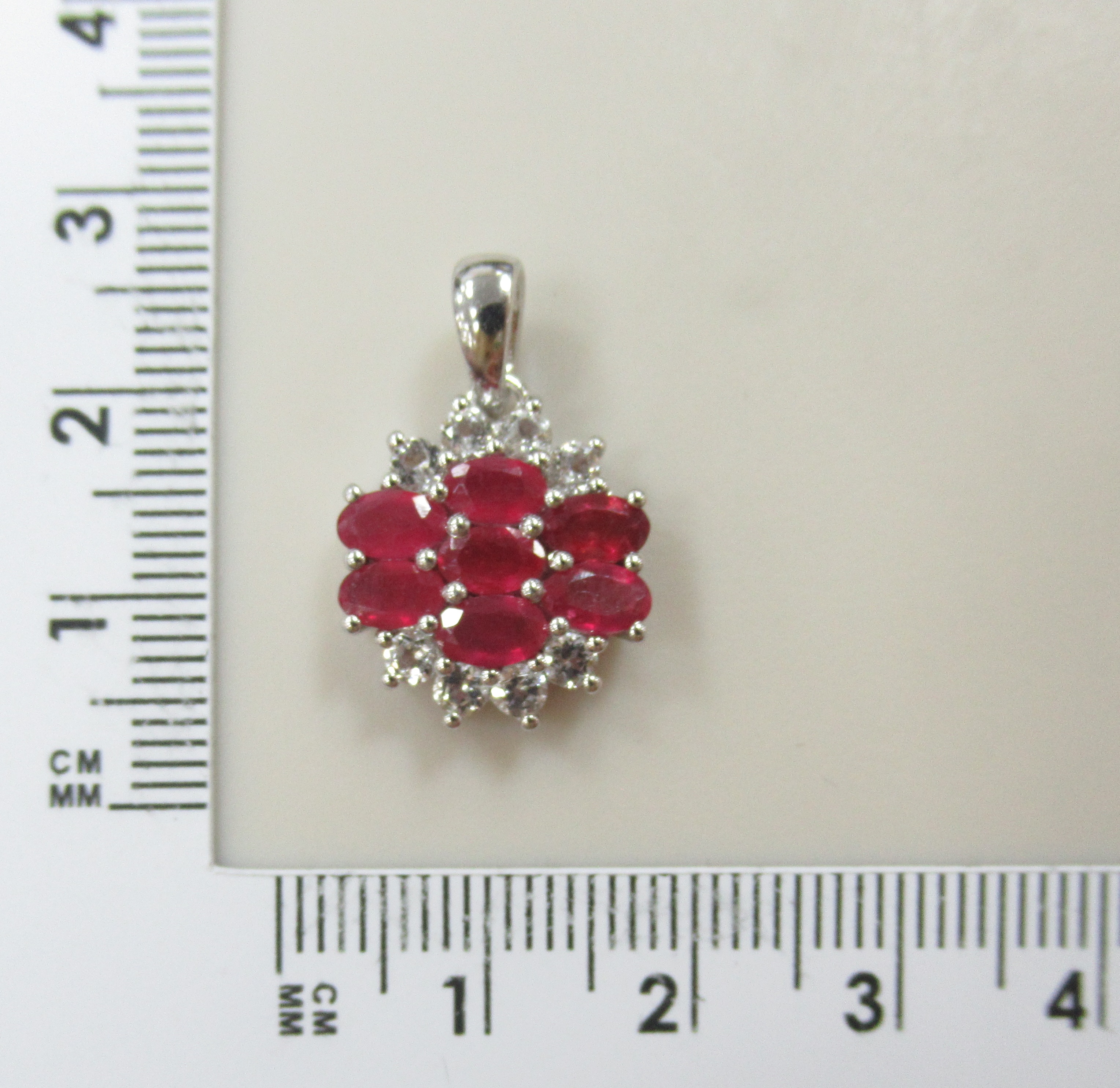 Серебряная подвеска с рубинами